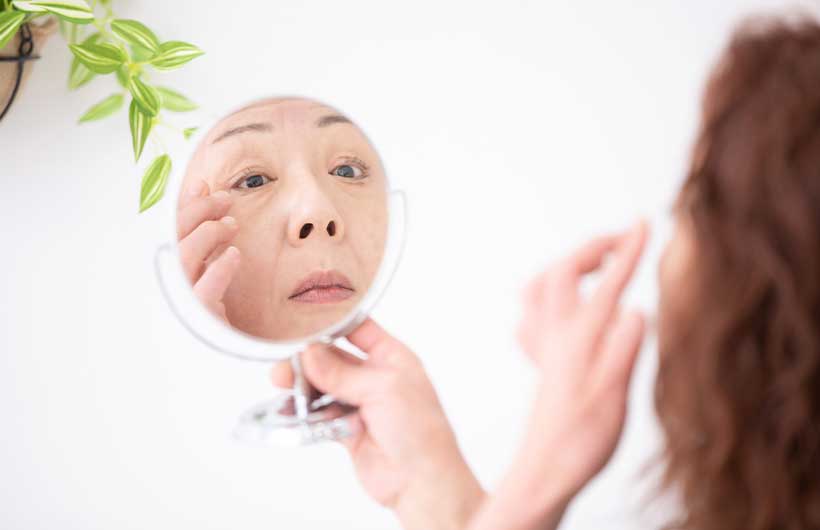 鏡を見る女性