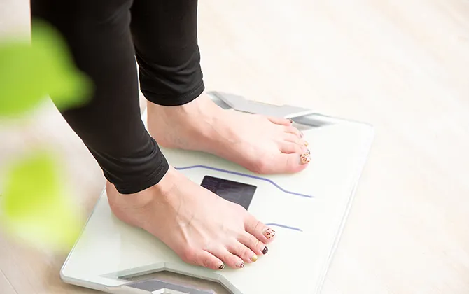 体重計にのる女性