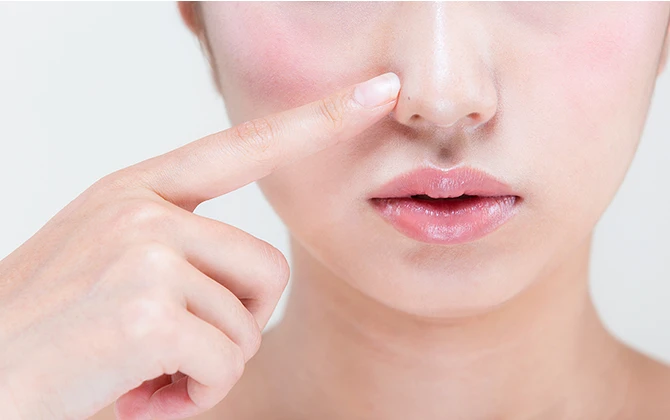 小鼻を触る女性