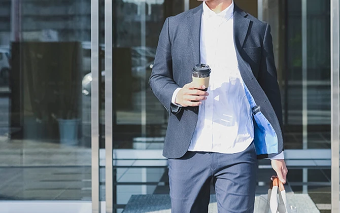 春の外を歩く男性