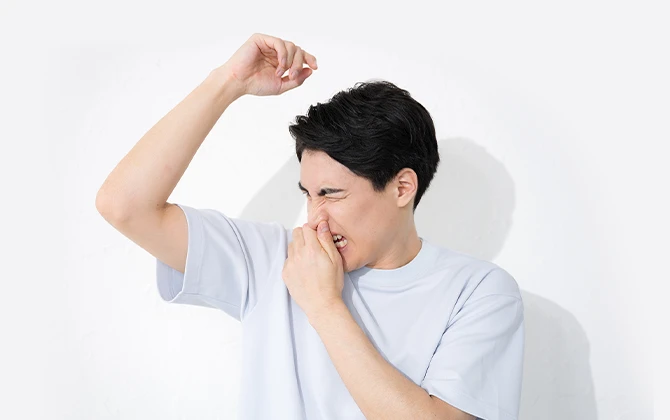脇の臭いを嗅ぐ男性